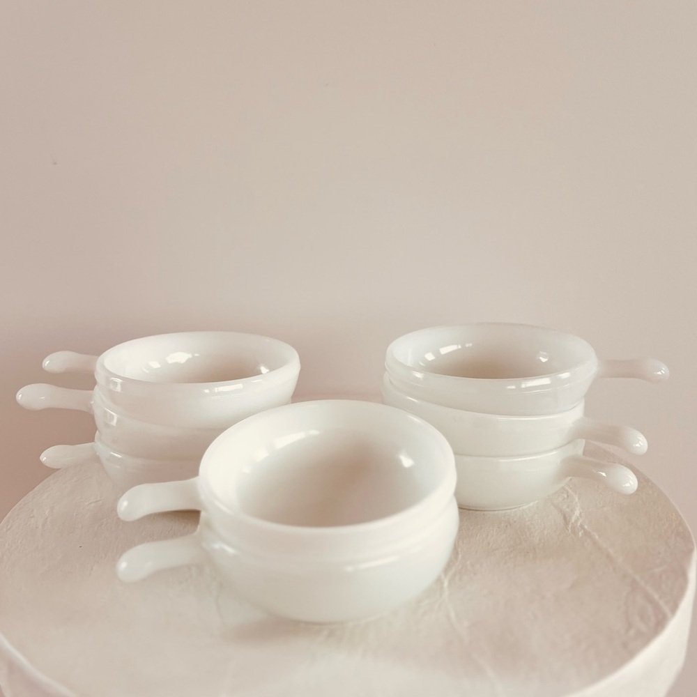 SET OF 8 VINTAGE MILK GLASS‎ STACKABLE SOUP BOWLS W/ HANDLES OVEN/MICROWAVE SAFE